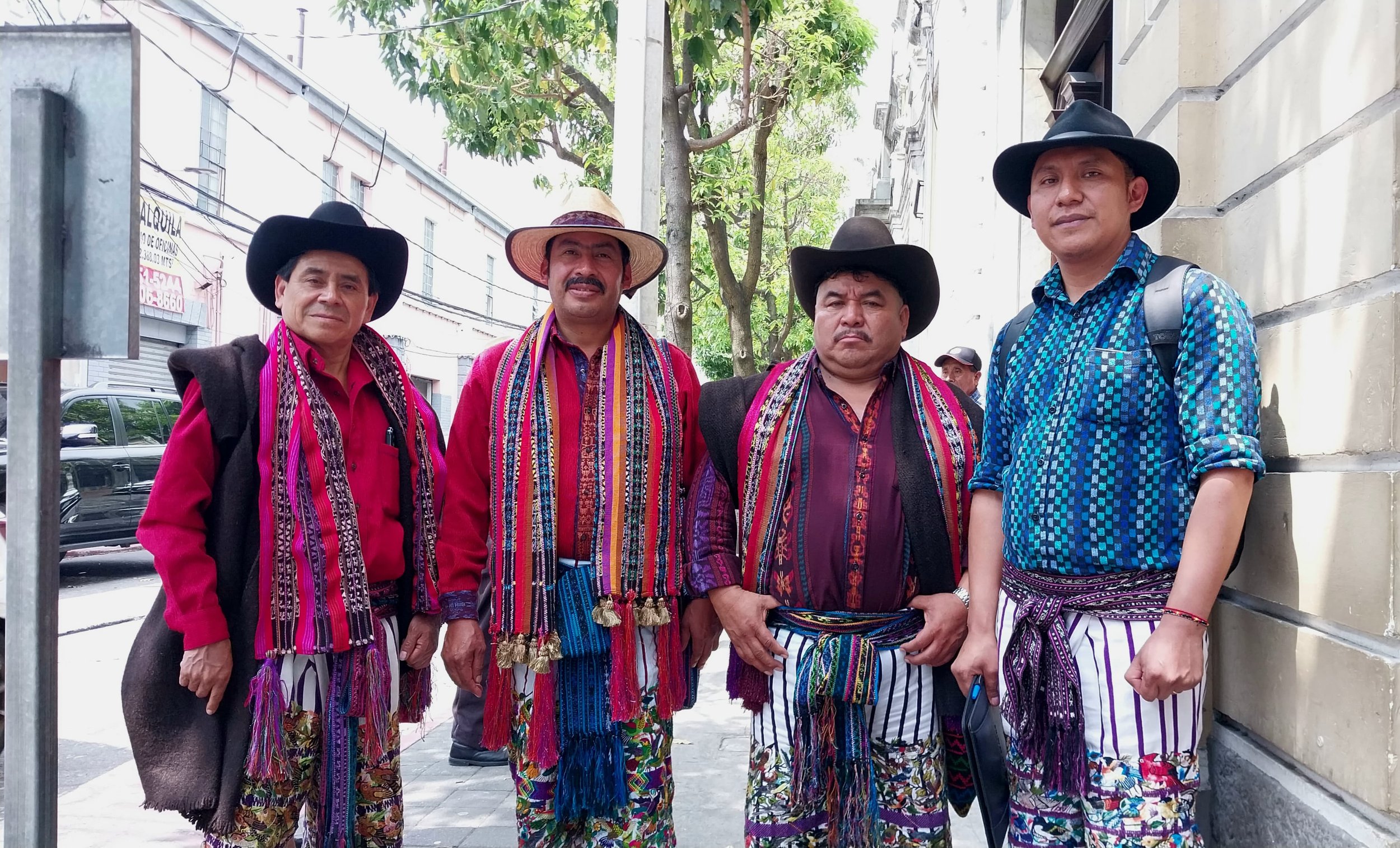  Autoridades indígenas del pueblo Tz’utujil luego de brindar la conferencia de prensa frente al Congreso de la República. Foto: Jasmin López 